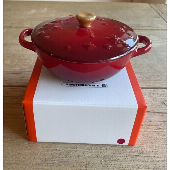 NEW Le Creuset Stoneware Mini Marmite Star Relief w/golden knob, 12cm, Cerise - Picture 4 of 11